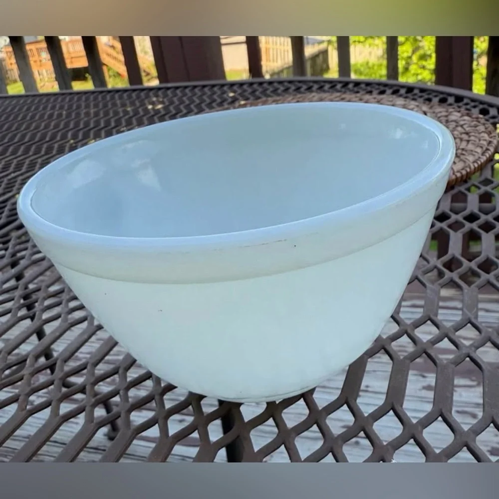 Pyrex 401 Opal White Nesting Mixing Bowl 1.5 Pt 1950s MCM Made in USA - Vintage